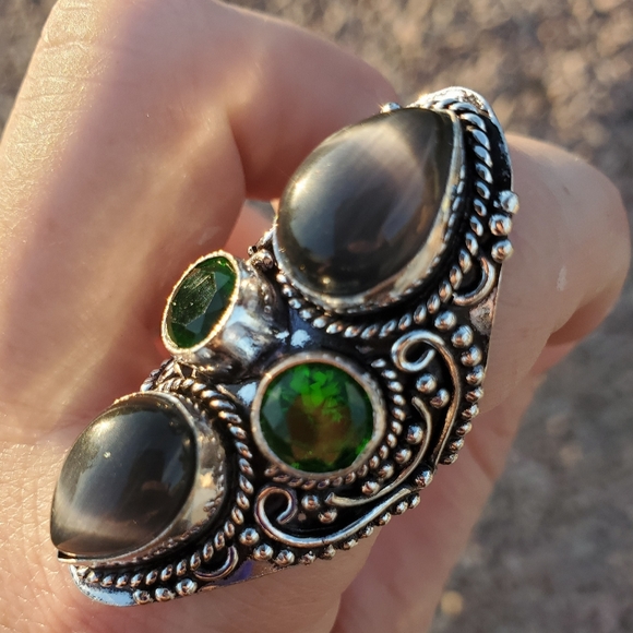 New Cat Eye & Peridot Silver Statement Ring. - Picture 15 of 16